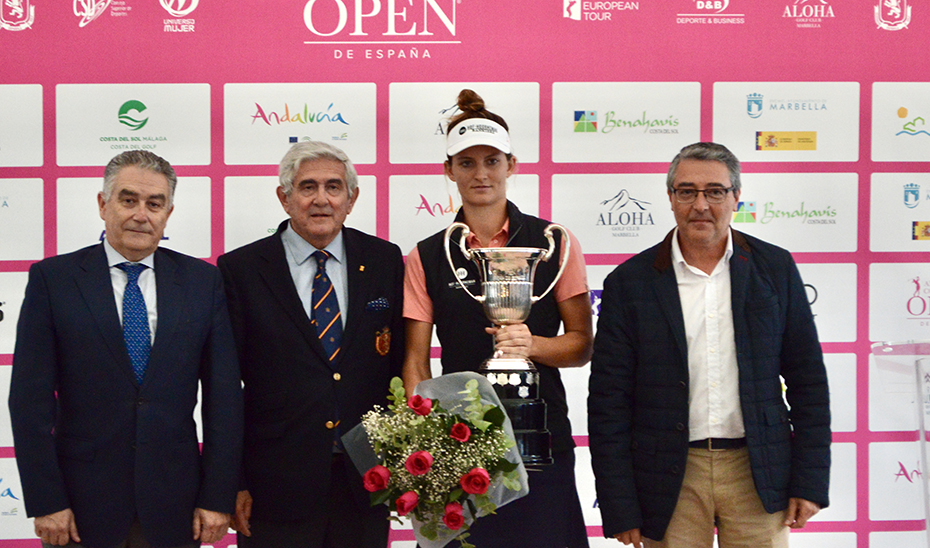 La jugadora holandesa Anne Van Dam, con su trofeo junto a las autoridades presentes en el torneo.